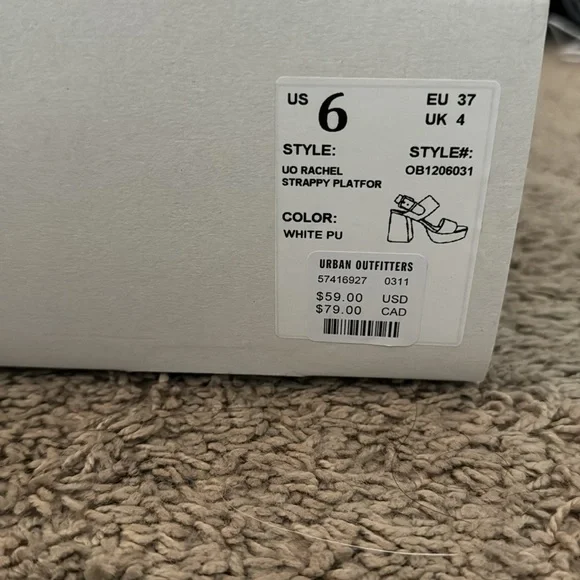 Pretty little white shoes - Picture 3 of 3